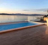 VODICE közelében, első soros, eladó horvát panorámás apartman medencével!