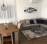 VODICE közelében, első soros, eladó horvát panorámás apartman medencével!