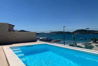 VODICE közelében, első soros, eladó horvát panorámás apartman medencével!