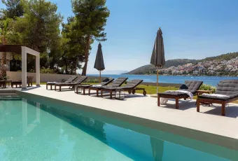 Trogir villa medencével